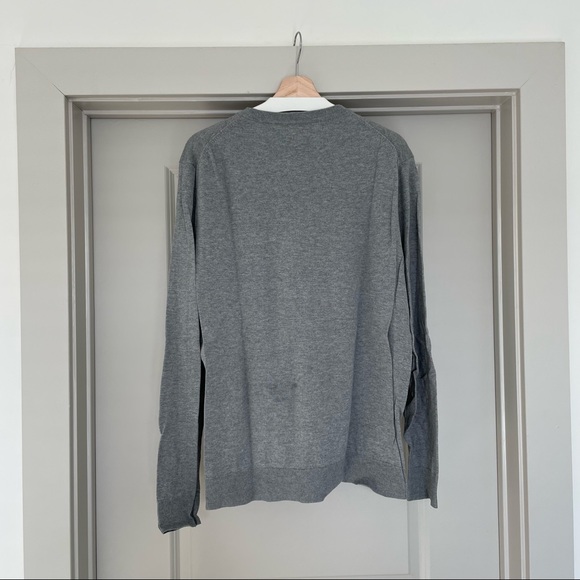 Old Navy Men’s V Neck Sweater - XXL Gray Great Condition! Size 2XL - Picture 2 of 3